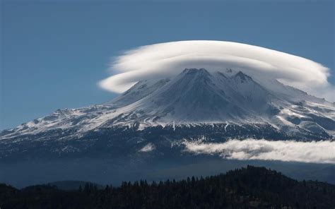 Mount Shasta, a volcano that is said to erupt every few hundred years ...