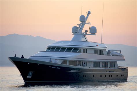 Yacht AURORA B, Feadship | CHARTERWORLD Luxury Superyacht Charters