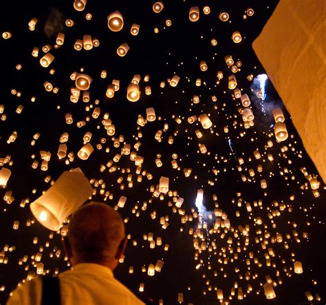 File:Yi peng sky lantern festival San Sai Thailand.jpg - Wikipedia