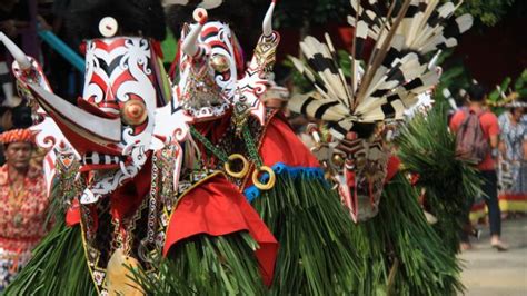 Tari Hudoq Suku Dayak - Sarana Pendidikan Menuju Indonesia Gemilang