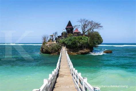 Seperti di Bali, ada pura atas tebing di Pantai Balekambang