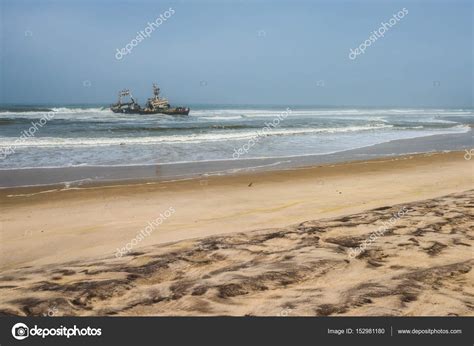 Shipwreck on beach, Skeleton Coast — Stock Photo © javarman #152981180