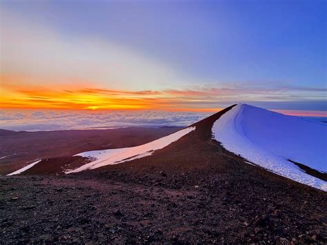 Sunrise from the peak of Mauna Kea, Hawaii. [4608X3456] [OC] : r/EarthPorn