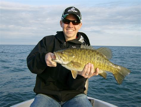 Trohpy size Lake Erie smallmouth bass - Lake Erie Buffalo NY Fishing ...