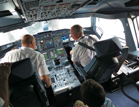 File:Airbus A380 Cockpit.jpg - Wikimedia Commons