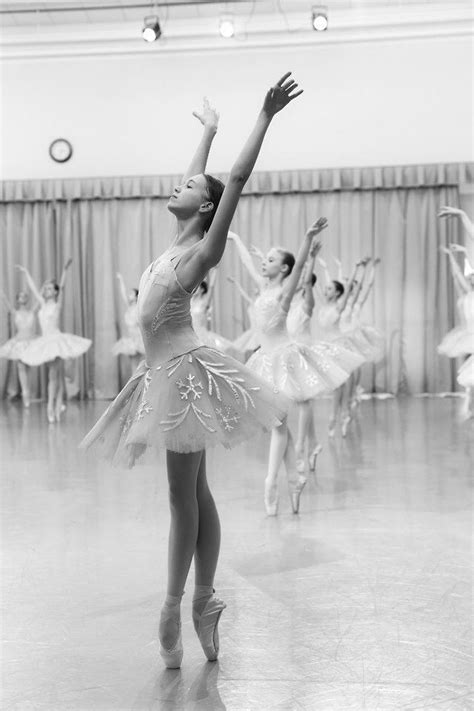 Pin by Lindsay Farroni on acrobats | Ballet images, Dance photography ...