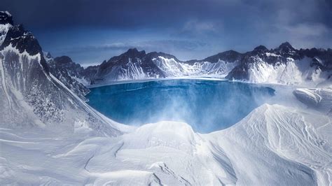 El lago del cráter volcánico más grande de China comienza a ...