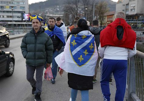 Šest ljiljana u plavom štitu: 4. maja 1992. godine usvojena zastava i ...