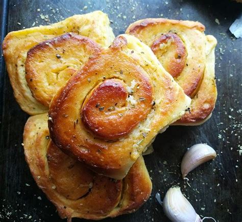 Easy Garlic Rolls | Garlic rolls, Recipes, Food