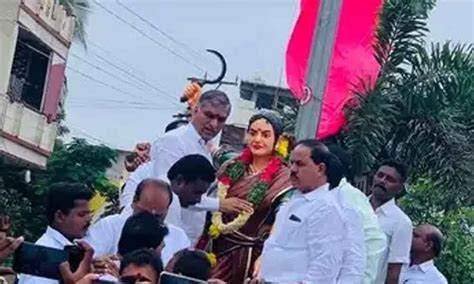 Harish Rao unveils Chakali Ilamma statue in Gajwel