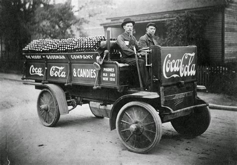 HISTÓRIA LICENCIATURA: Vintage Photos of Coca-Cola Delivery Trucks from ...