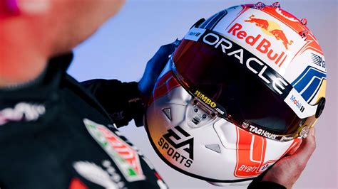 GALLERY: Verstappen goes 'old school' with new helmet for 2023 | Formula 1®