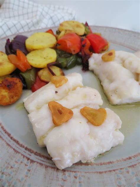 Oven-baked hake with roasted potatoes - RootsandCook