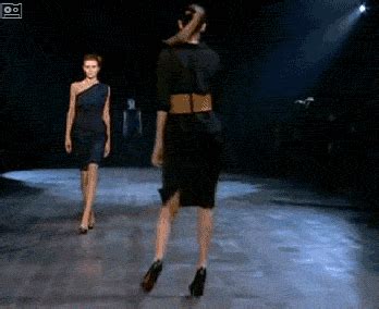 22 Epic Fails That Are Impossible To Not Laugh At - Catwalk Fail ...