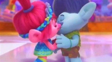 BROPPY KISS💜🥺 em 2023 | Trolls filme, Cartoon de casais, Desenhos