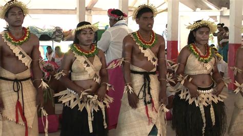 Beteriin (Ambo) Dancers: Kiribati - YouTube