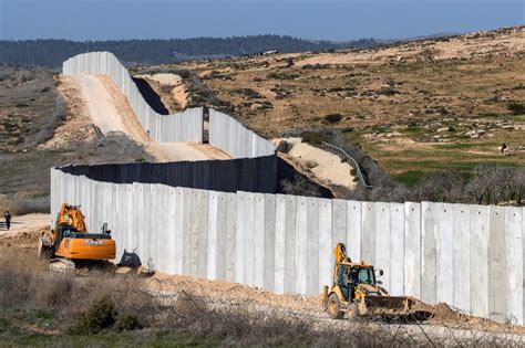 How Effective Are Israel's Border Walls? | Here & Now