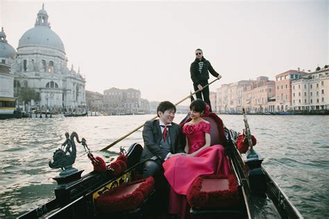 Romantic Honeymoon on a Venetian Gondola | Flytographer