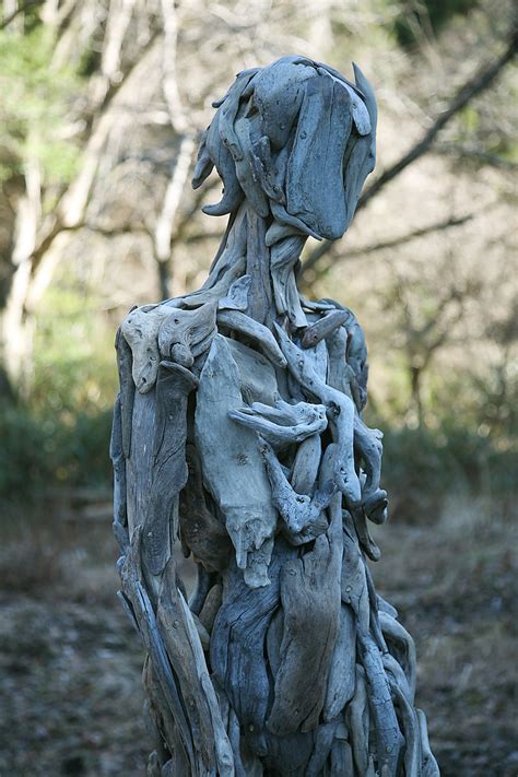 Des sculptures hantés en bois de recup par l'artiste japonais Nagato ...