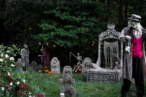 Transform Your Front Yard Into a Haunted Graveyard for Halloween - The ...