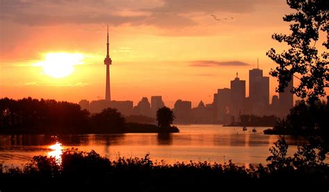 Photo of the Day: CN Tower Sunset | UrbanToronto