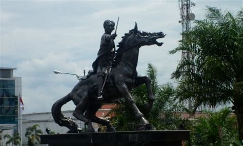 5 Patung Pangeran Diponegoro di Magelang Monas Jakarta Undip Semarang ...