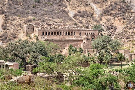 Abandoned Bhangarh Fort, India | Grounds View