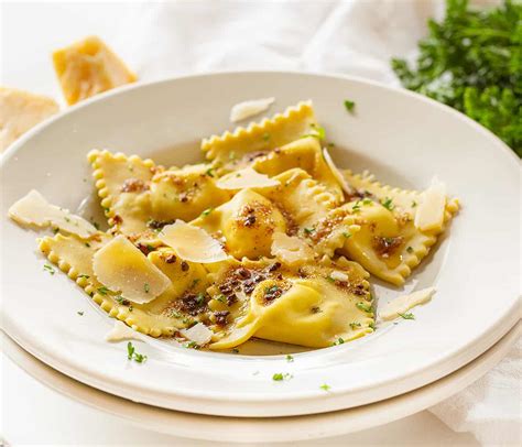 🏅 Raviolis de cinco quesos caseros con salsa de mantequilla y ajo integral