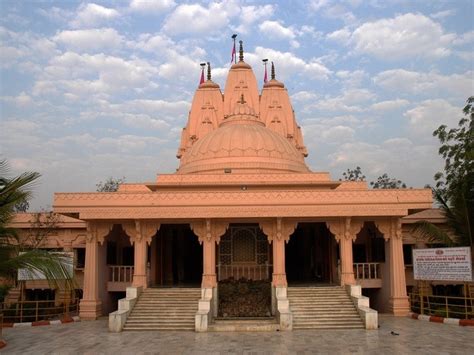 ISKCON Temple, Vadodara - Timings, History, Darshan, Pooja Timings