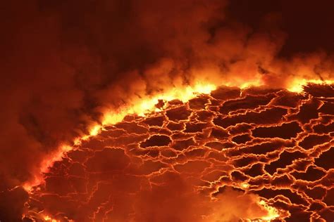 Bildstrecke - Ein steigender Lavasee im Nyiragongo-Vulkan im Kongo ...