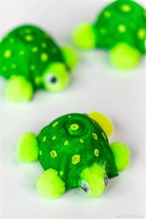 Easy Turtle Egg Carton Craft - fun egg carton crafts