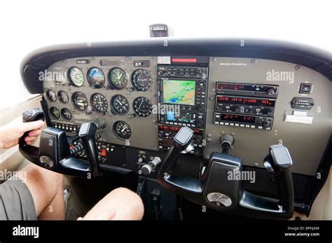 Cessna 172 cockpit hi-res stock photography and images - Alamy