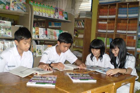 Gambar Siswa Sedang Membaca Buku Di Perpustakaan | Ruang Ilmu