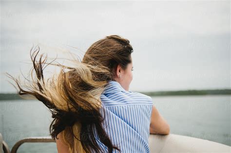 «Girl On Lake With Wind Blowing Through Hair» del colaborador de ...