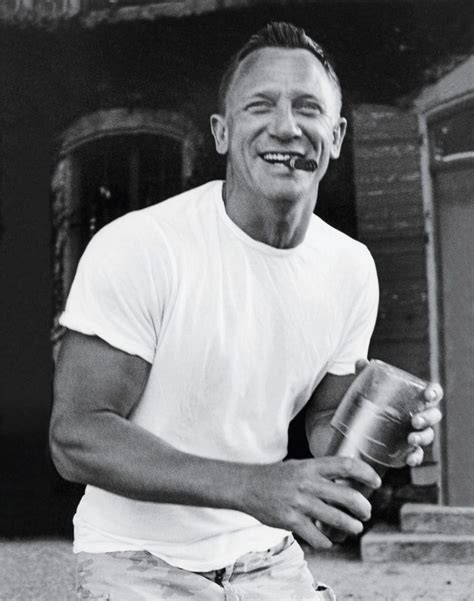 TOP 25 Daniel Craig Smoking Photos – The CigarMonkeys