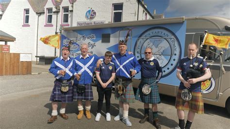 Euro 2020: Tartan Army cheer on Scotland with bagpipes, songs and kilts ...