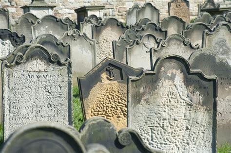 Image of old headstones | CreepyHalloweenImages