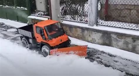 Miniature Unimog snow plow seems to be great fun - Happy With Car