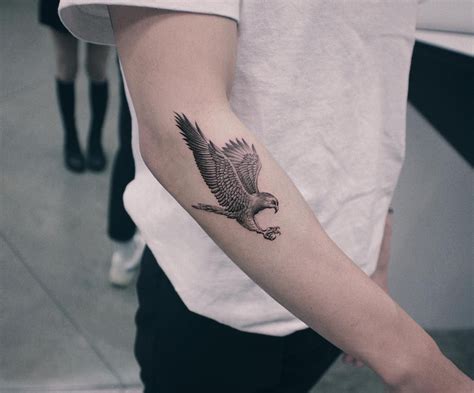 🖤🦅 hawk tattoo design | Hawk tattoo, Bird tattoo men, Tattoos for guys