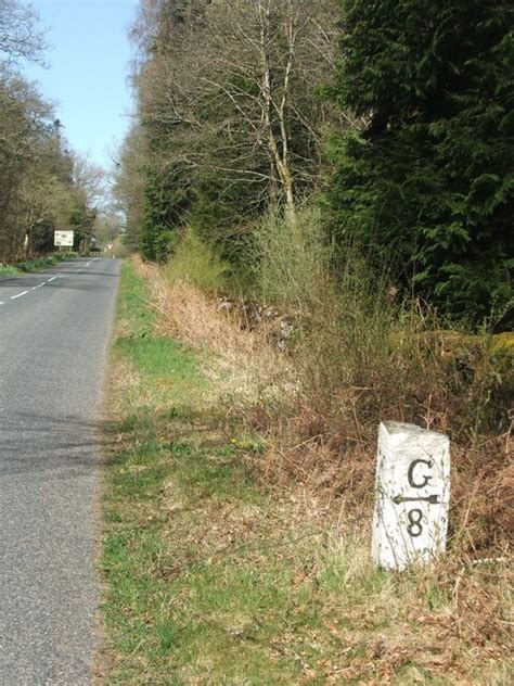 Old milestone © Chris Minto :: Geograph Britain and Ireland