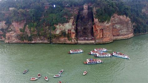 China record floods wet feet of Leshan Giant Buddha - BBC News