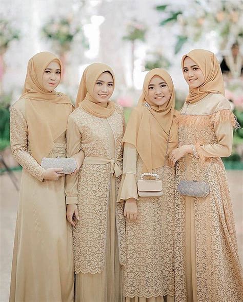 Gaun pesta muslimah modern | Kebaya dress, Simple bridesmaid dresses ...