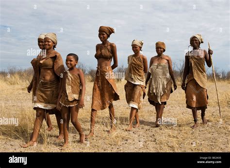 Naro bushman (San) women walking, Central Kalahari, Botswana Stock ...