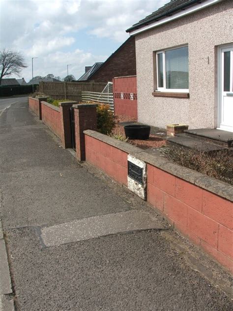 Old milestone © Chris Minto cc-by-sa/2.0 :: Geograph Britain and Ireland