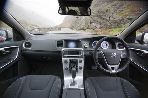 The Volvo S60 and V60 R-Design Interior Dashboard Layout - Volvo Car UK ...