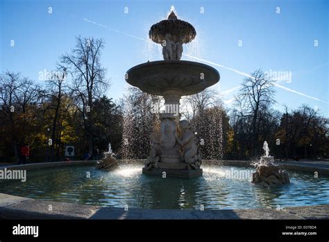 Fountain in Retiro Park in Madrid Stock Photo - Alamy