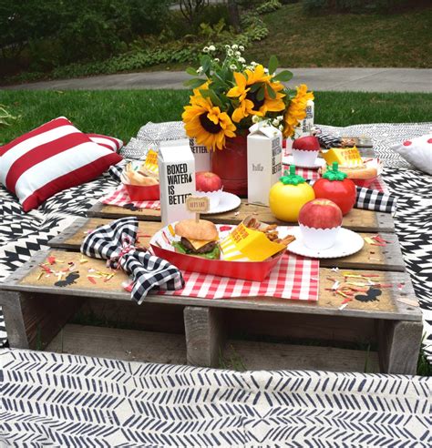 Backyard picnic ideas, food & decorations for summertime fun!