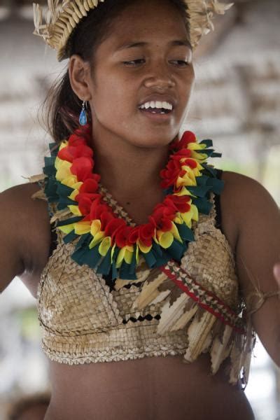 Girl dancing in the traditional Kiribati costume | I-Kiribati people ...