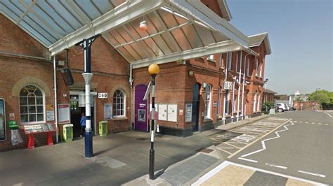 Grantham: Rail commuters targeted by new parking permit scheme - BBC News