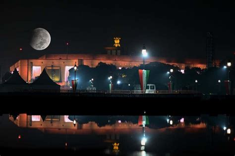 Lunar eclipse 2023: October blood moon captured in stunning images ...